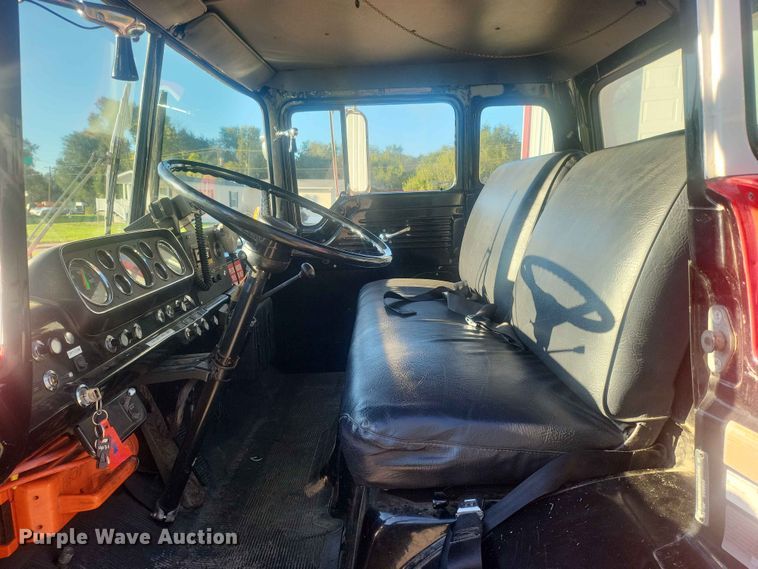 image for item IU9939 1989 Ford 8000 pumper fire truck