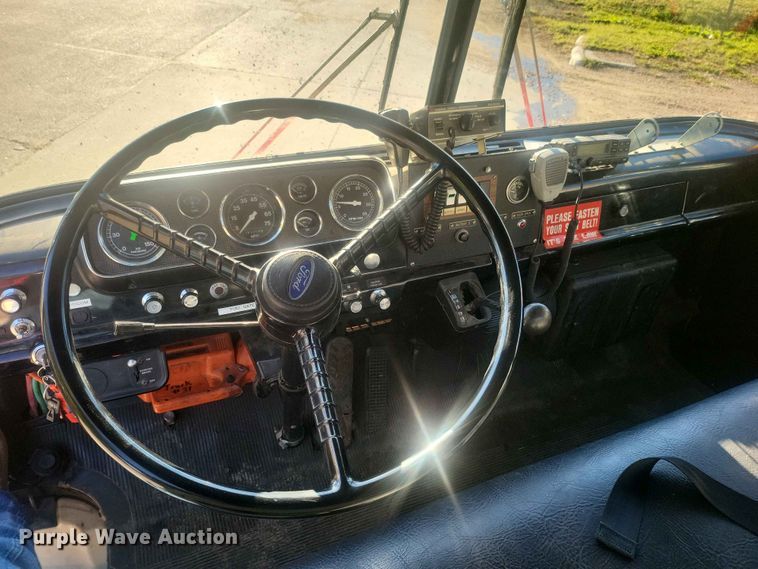 image for item IU9939 1989 Ford 8000 pumper fire truck