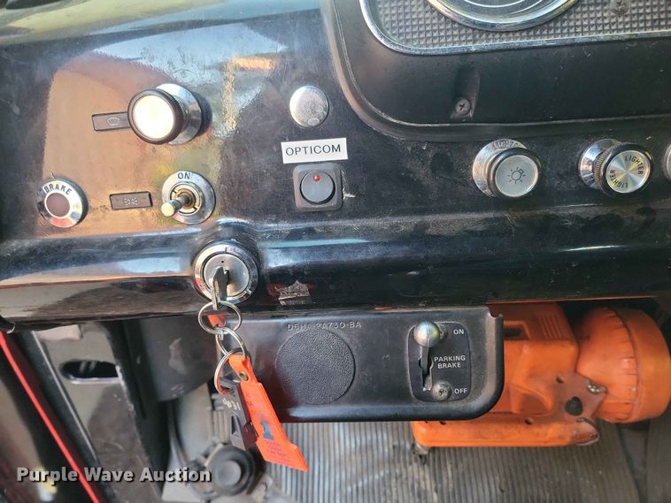 image for item IU9939 1989 Ford 8000 pumper fire truck