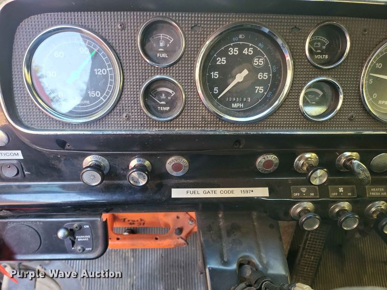 image for item IU9939 1989 Ford 8000 pumper fire truck