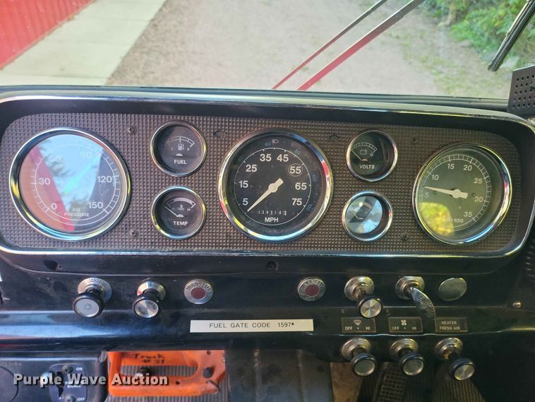 image for item IU9939 1989 Ford 8000 pumper fire truck