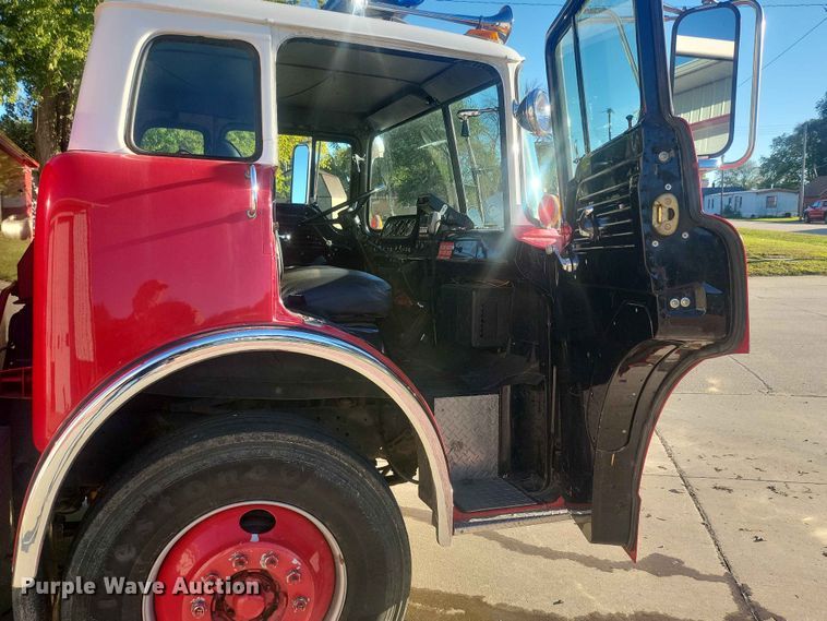 image for item IU9939 1989 Ford 8000 pumper fire truck