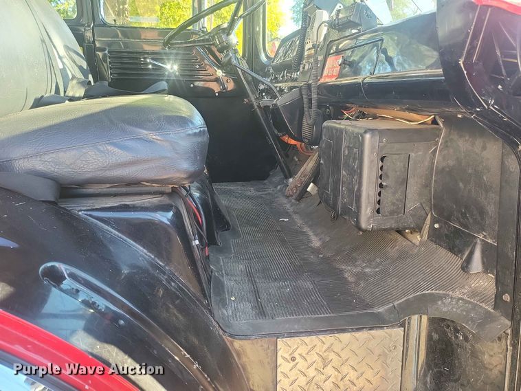 image for item IU9939 1989 Ford 8000 pumper fire truck