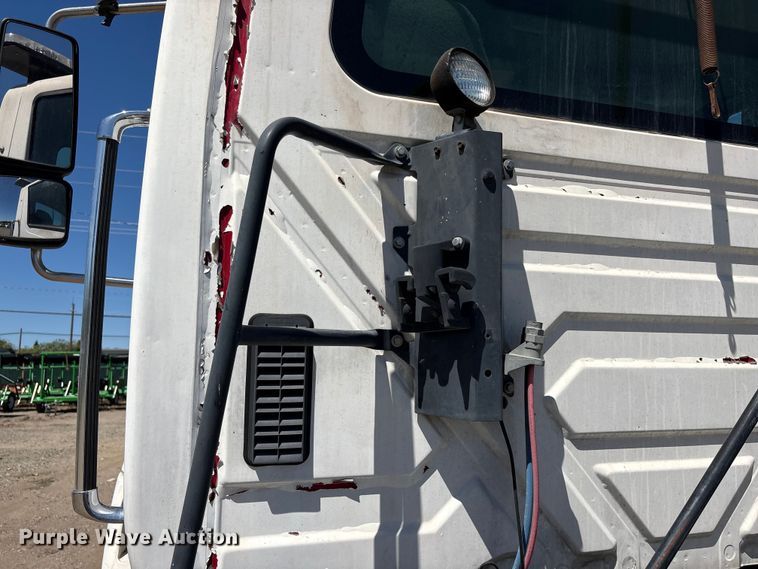 image for item EA0005 2015 International 8600 semi truck