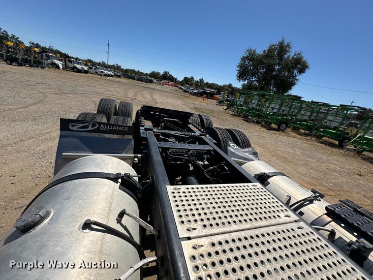 image for item EA0005 2015 International 8600 semi truck