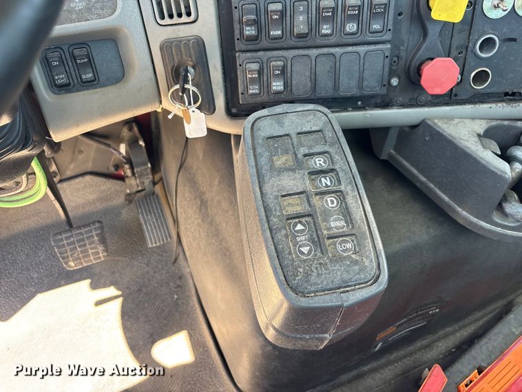 image for item EA0005 2015 International 8600 semi truck