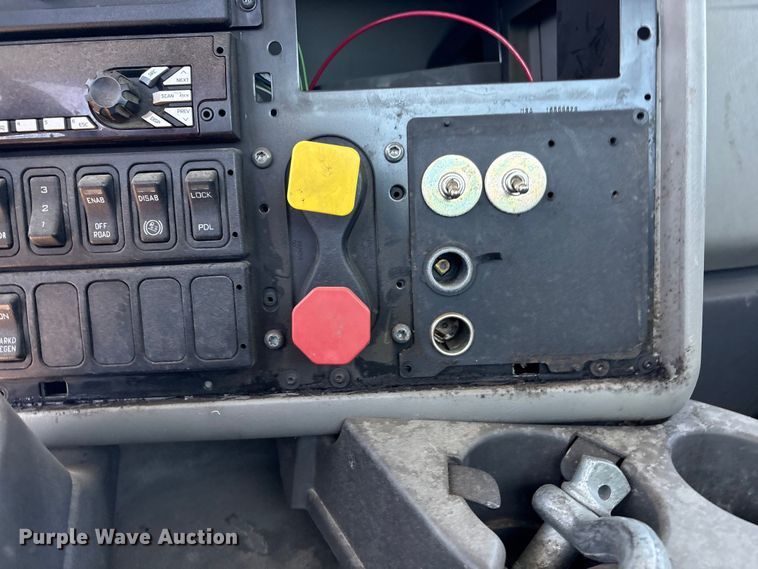 image for item EA0005 2015 International 8600 semi truck
