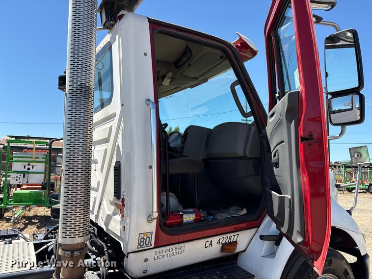 image for item EA0005 2015 International 8600 semi truck