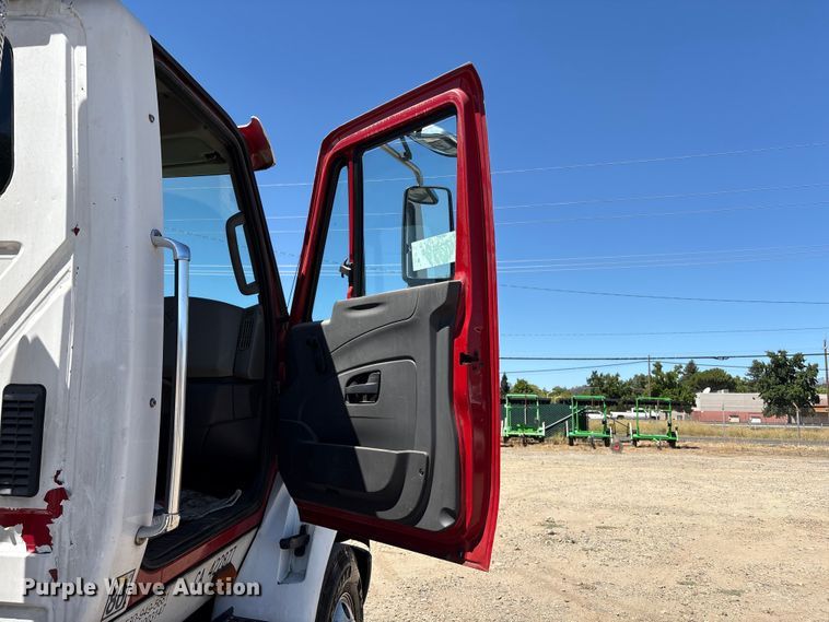 image for item EA0005 2015 International 8600 semi truck