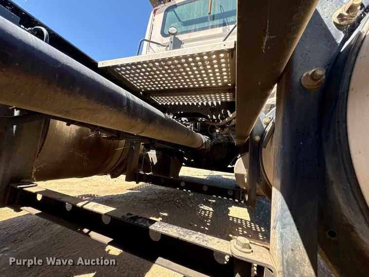 image for item EA0005 2015 International 8600 semi truck
