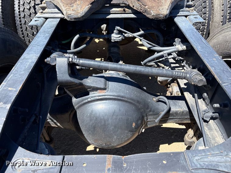 image for item EA0005 2015 International 8600 semi truck