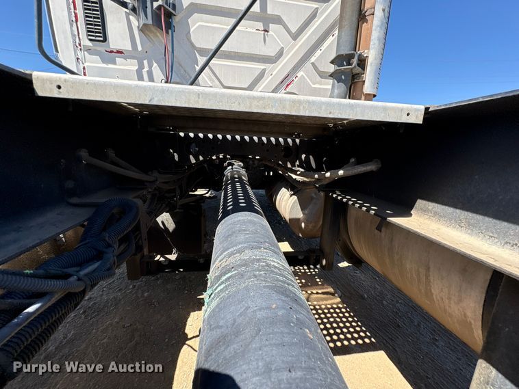 image for item EA0005 2015 International 8600 semi truck