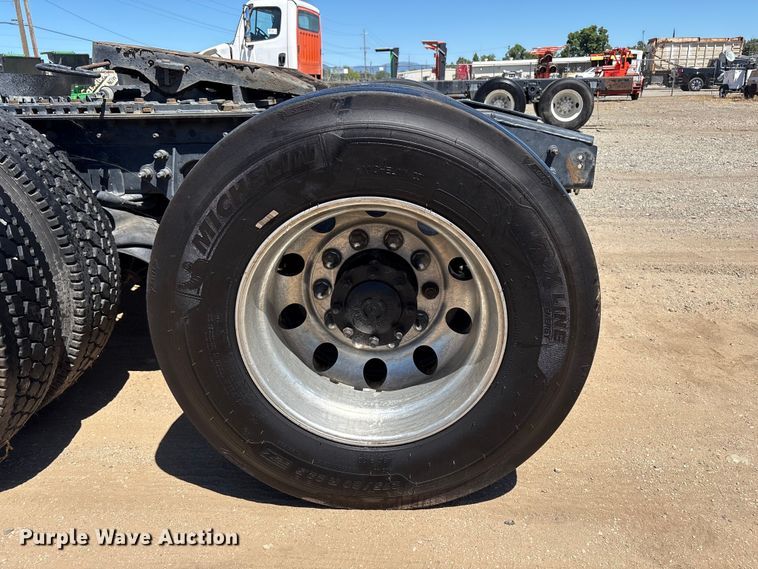 image for item EA0005 2015 International 8600 semi truck