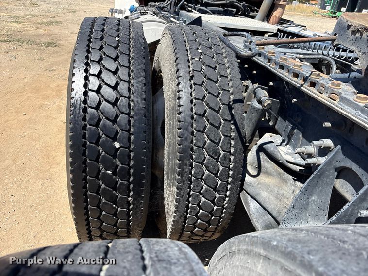 image for item EA0005 2015 International 8600 semi truck