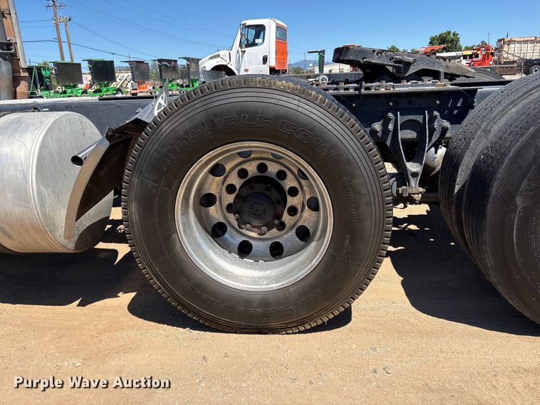 image for item EA0005 2015 International 8600 semi truck