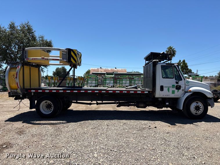 image for item EA0006 2013 International DuraStar 4300 crane truck