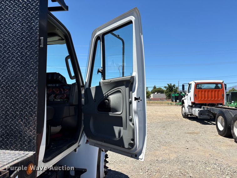 image for item EA0006 2013 International DuraStar 4300 crane truck