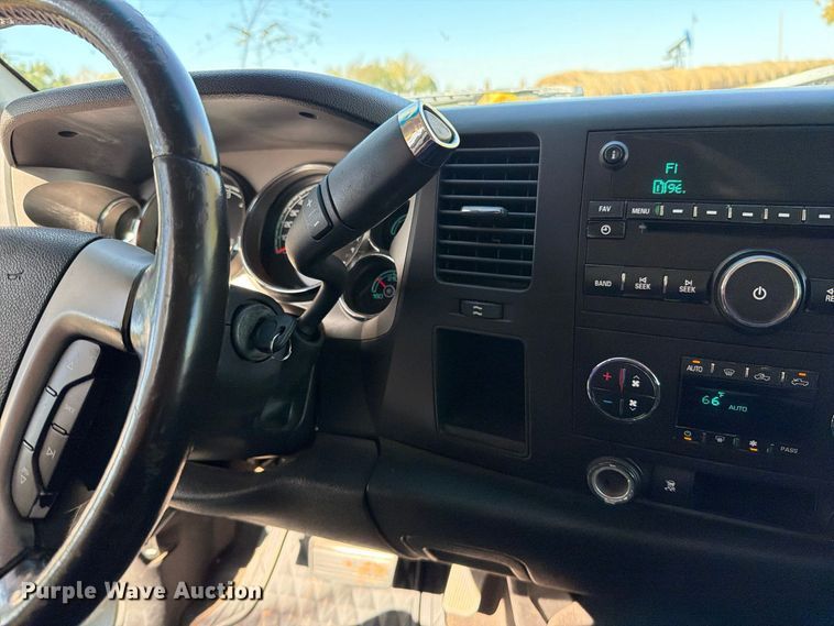 image for item EO8834 2009 Chevrolet Silverado Crew Cab pickup truck