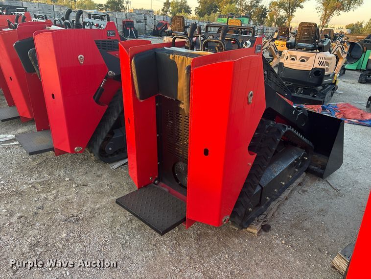 image for item ES8325 2024 Erie SCL850 compact utility loader