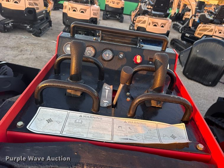 image for item ES8325 2024 Erie SCL850 compact utility loader