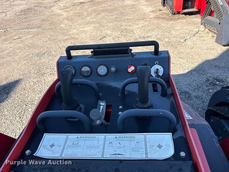 image for item ES8342 2024 Erie SCL850 compact utility loader