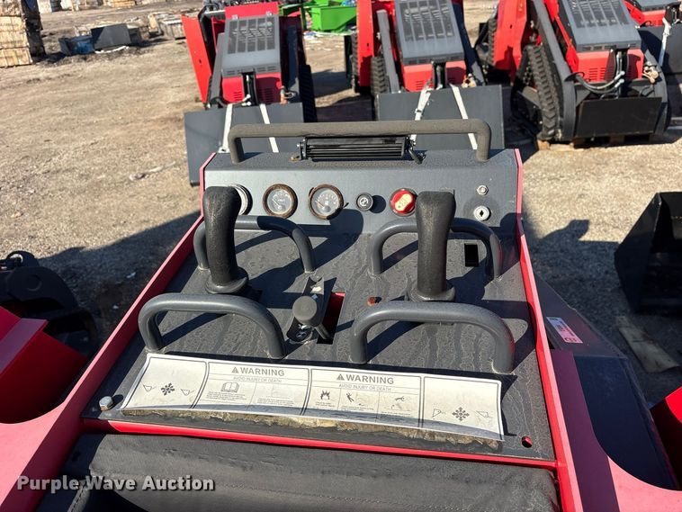 image for item ES8344 2024 Erie SCL850 compact utility loader