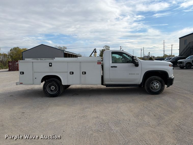image for item FG0852 2020 Chevrolet Silverado 3500HD utility bed pickup truck