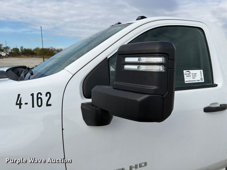 image for item FG0852 2020 Chevrolet Silverado 3500HD utility bed pickup truck