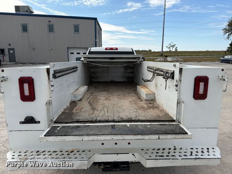 image for item FG0852 2020 Chevrolet Silverado 3500HD utility bed pickup truck