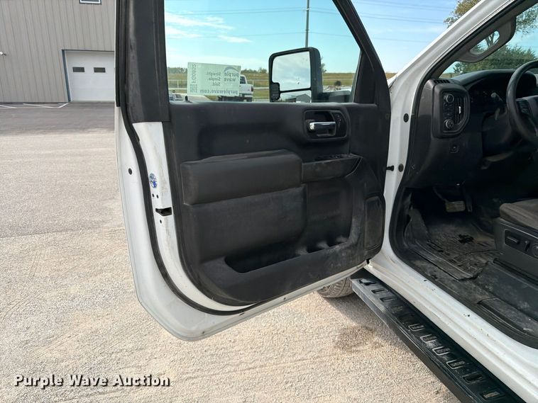 image for item FG0852 2020 Chevrolet Silverado 3500HD utility bed pickup truck