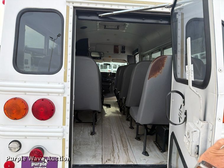 image for item FM8028 2005 Chevrolet Express G3500 school bus