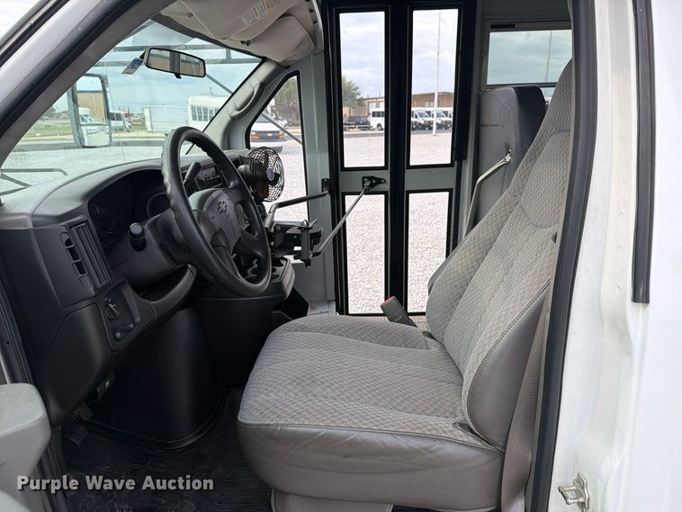 image for item FM8028 2005 Chevrolet Express G3500 school bus