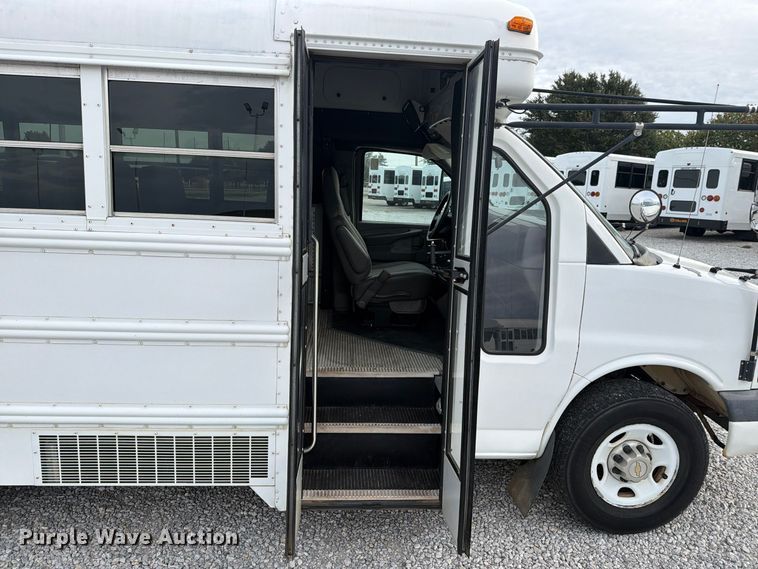 image for item FM8028 2005 Chevrolet Express G3500 school bus