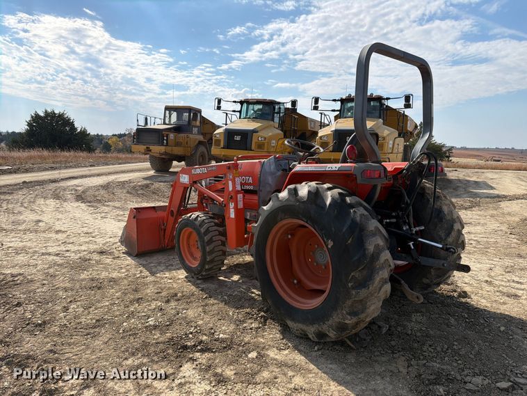 image for item FN1564 Kubota L2900 tractor