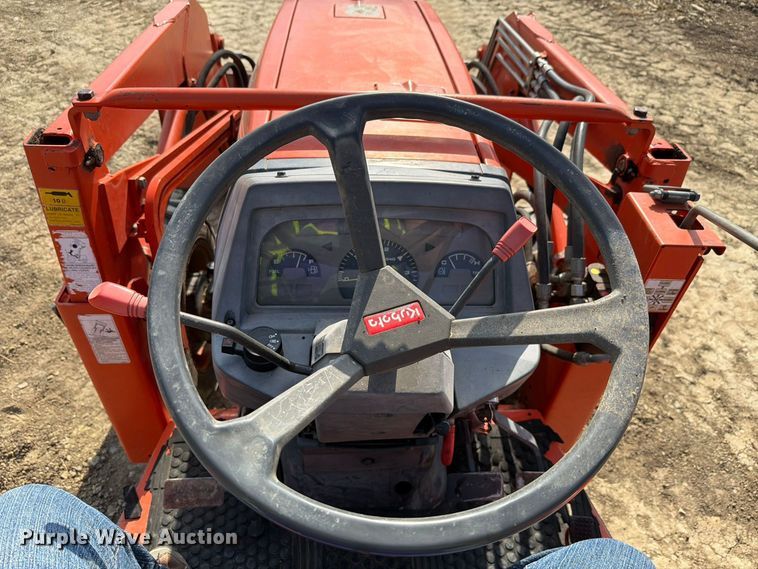 image for item FN1564 Kubota L2900 tractor
