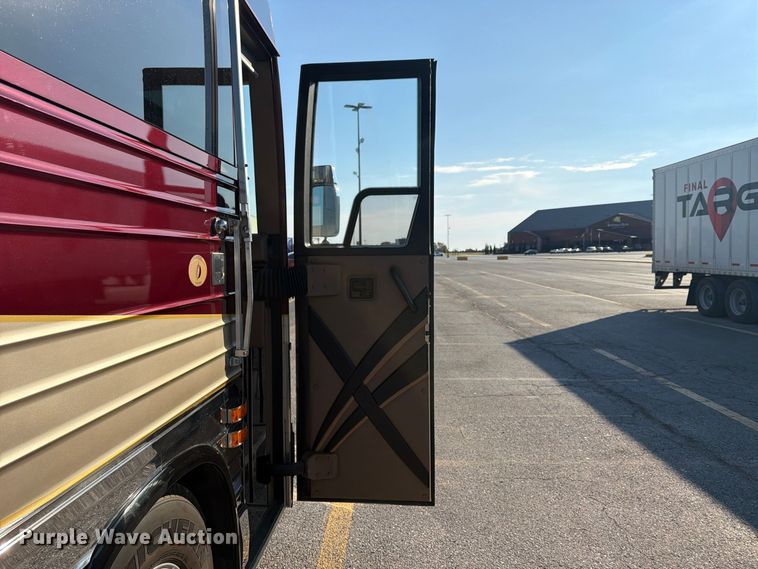 image for item FN2675 2001 Prevost XL2 RV