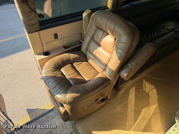 image for item FN2675 2001 Prevost XL2 RV