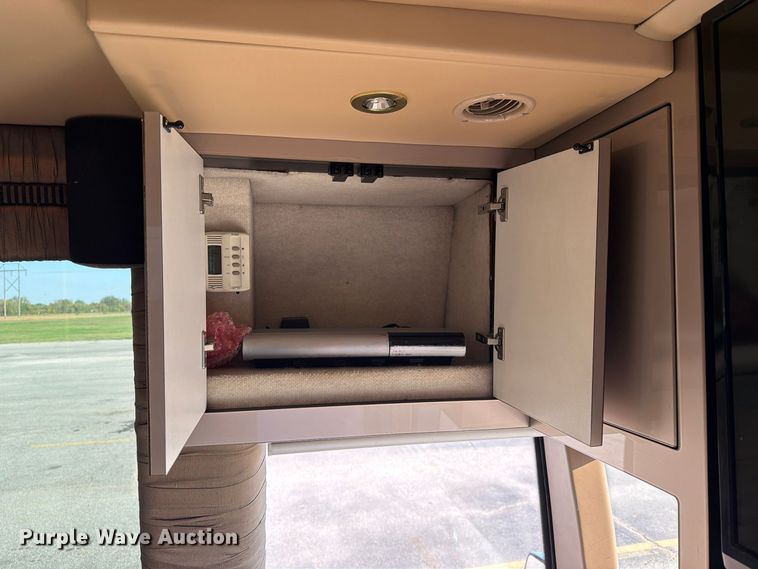 image for item FN2675 2001 Prevost XL2 RV