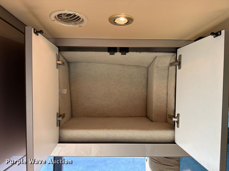 image for item FN2675 2001 Prevost XL2 RV