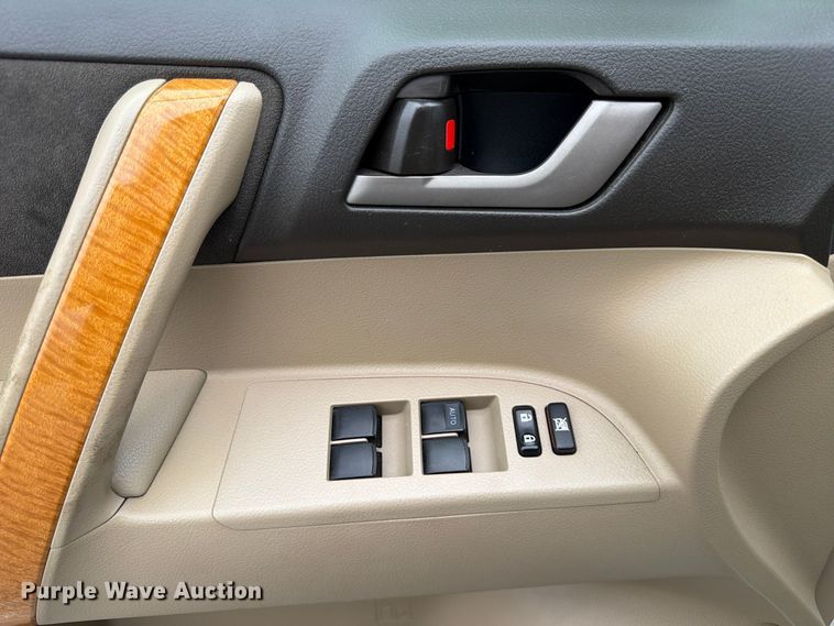 image for item FP3221 2010 Toyota Highlander SUV