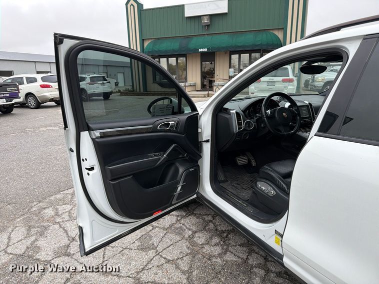 image for item FP3222 2012 Porsche Cayenne SUV