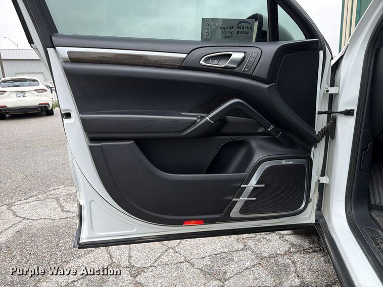 image for item FP3222 2012 Porsche Cayenne SUV
