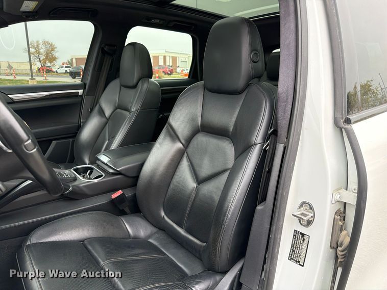 image for item FP3222 2012 Porsche Cayenne SUV