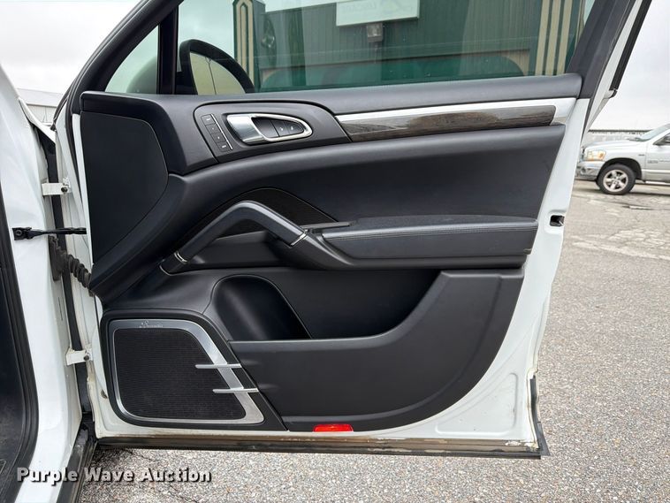 image for item FP3222 2012 Porsche Cayenne SUV