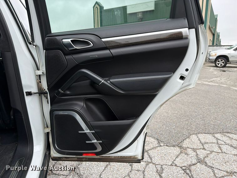 image for item FP3222 2012 Porsche Cayenne SUV