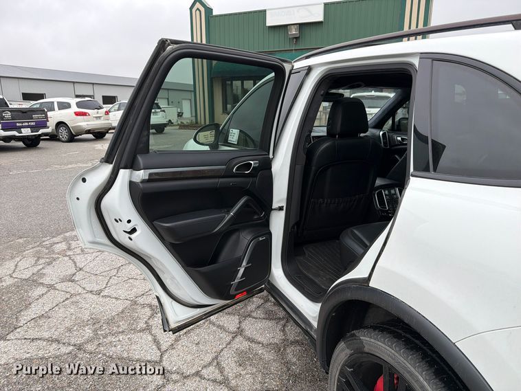 image for item FP3222 2012 Porsche Cayenne SUV