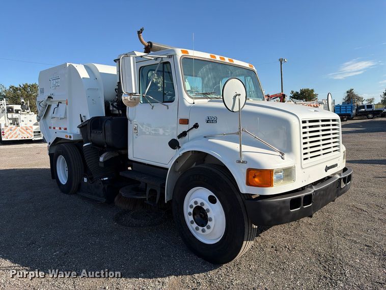 image for item FW3577 2002 International 4700 street sweeper truck