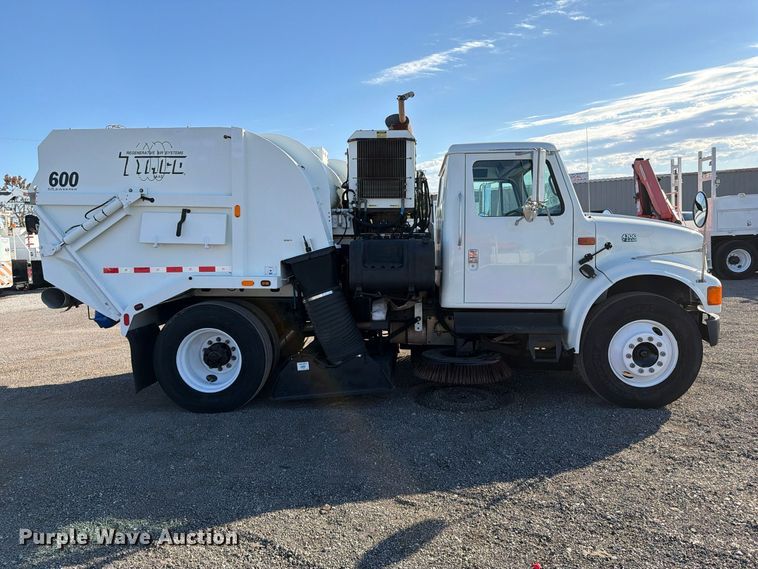 image for item FW3577 2002 International 4700 street sweeper truck