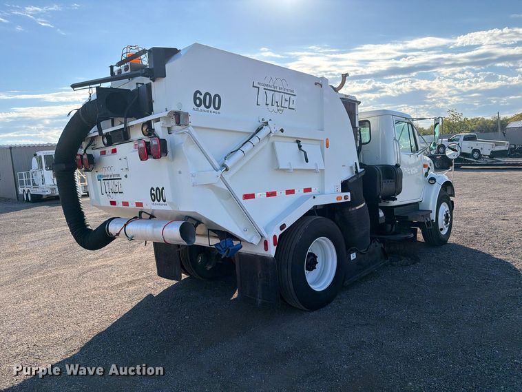 image for item FW3577 2002 International 4700 street sweeper truck