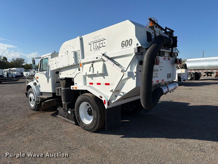 image for item FW3577 2002 International 4700 street sweeper truck